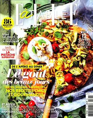 Elle à table